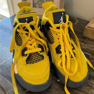 Women’s Jordan shoes size 7 flaws shown